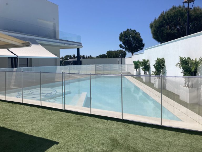Servicio de reparación de piscinas en Sevilla realizado por AZUR PISCINAS Y SPA, especialistas en filtros, bombas y mantenimiento de piscinas.